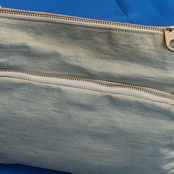 Baggallini Women’s Day-to-Day Crossbody Bag (Silver/light Grey Tone Color) - Picture 5 of 16